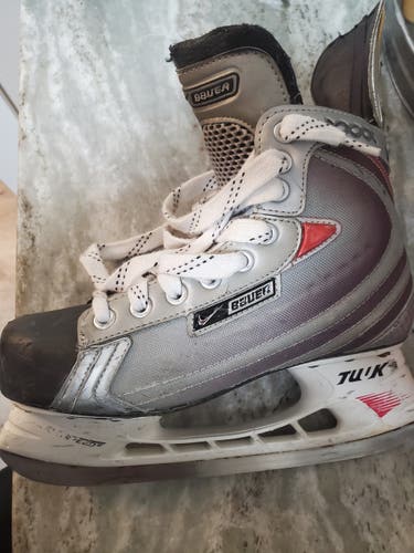 5.5 Used Pair Bauer Vapor Hockey Skates Regular Width Size 5.5