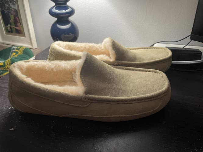 Brand New Men’s Ugg Slippers Size 11