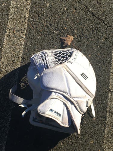 White Senior Used Bauer Full Right Supreme 3s