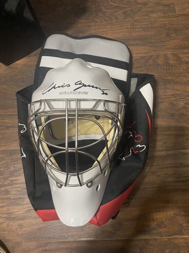 Vaughn vm7700goal mask. Signed By Chris Osgood