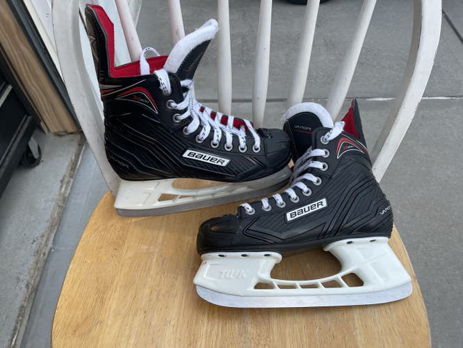 Junior Bauer  Size 4 Vapor X300 Hockey Skates