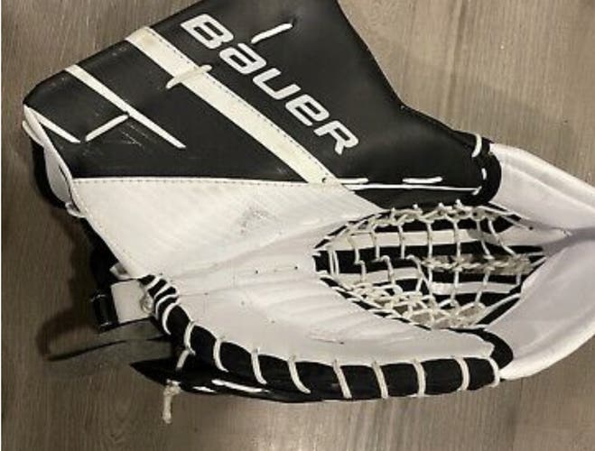 Black Used Bauer Regular Supreme 3s