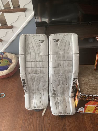 White Used Senior 34+2 Vaughn Velocity V7 Goalie Leg Pads