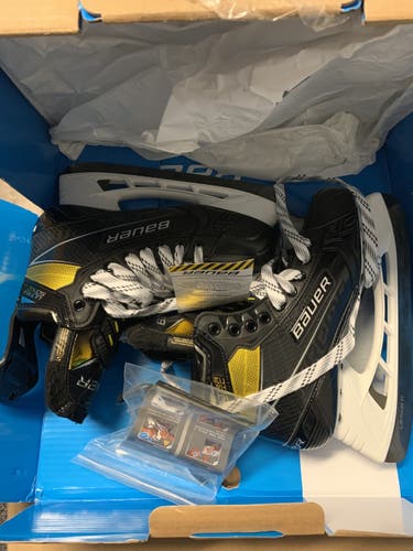 New Bauer Regular Width  Size 8.5 Supreme UltraSonic Hockey Skates