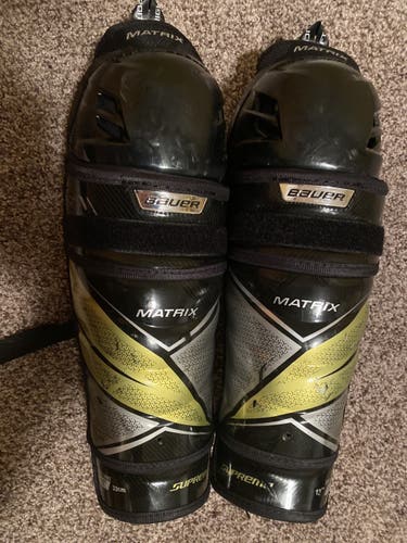 Senior Bauer  Supreme Matrix Shin Pads