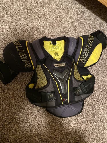 Senior Small Bauer  Supreme 1S Shoulder Pads