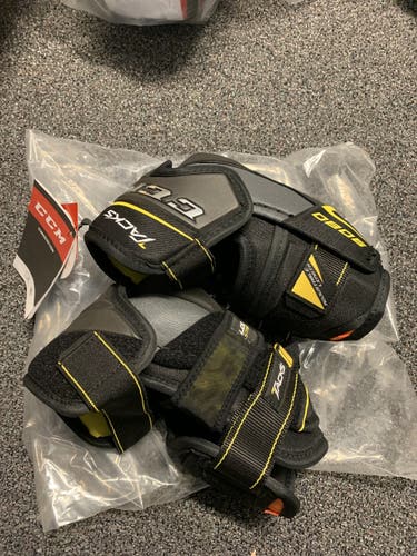 Senior Medium CCM  Tacks 9080 Elbow Pads