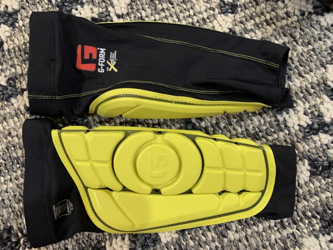 New Men's Medium G-Form Shin Guards