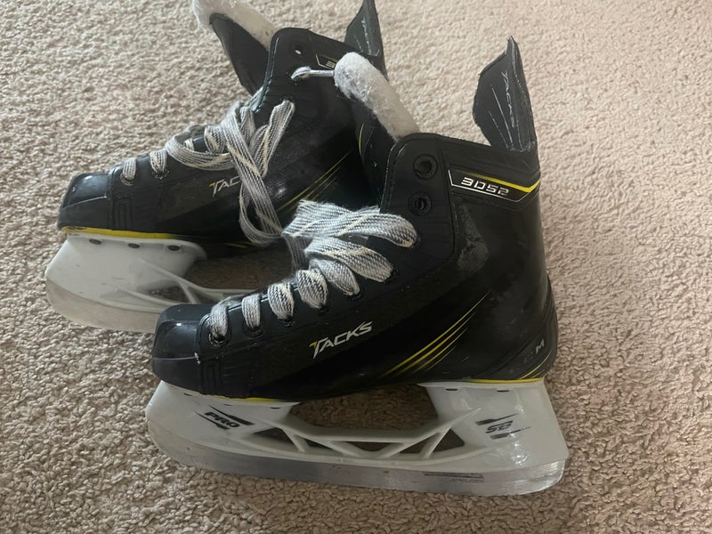 Junior Used CCM Tacks 3052 Hockey Skates Regular Width Size 2.5