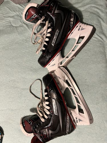 Junior Bauer Regular Width  Size 3.5 Vapor X2.7 Hockey Skates