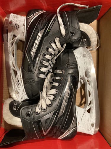 Junior CCM Size 2.5 Ribcor 74k Hockey Skates