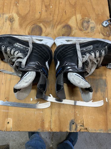 Junior Used Bauer Hockey Skates Regular Width Size 2.5