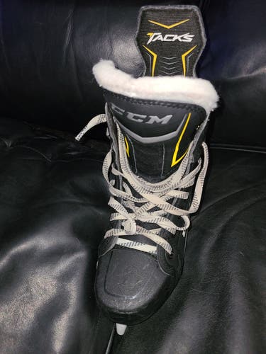 Junior Used CCM Hockey Skates Regular Width Size 2.5