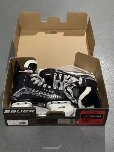 Youth Used Bauer Vapor X500 Hockey Skates Regular Width Size 13