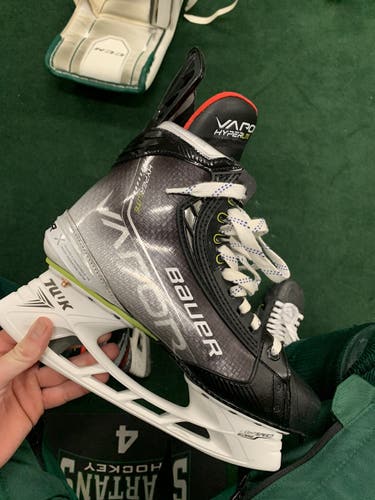 Bauer Size 7.5 Vapor Hyperlite Hockey Skates With Carbon Blades