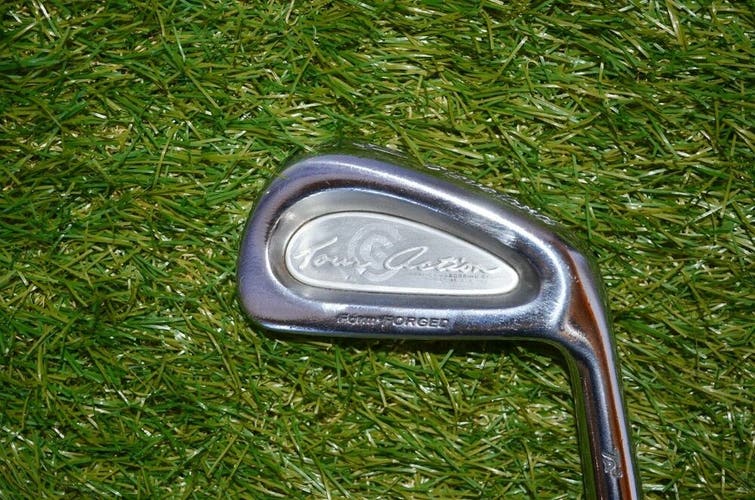Cleveland 	Tour Action TA3	4 Iron 	Right Handed 	40"	Steel 	Regular	New Grip