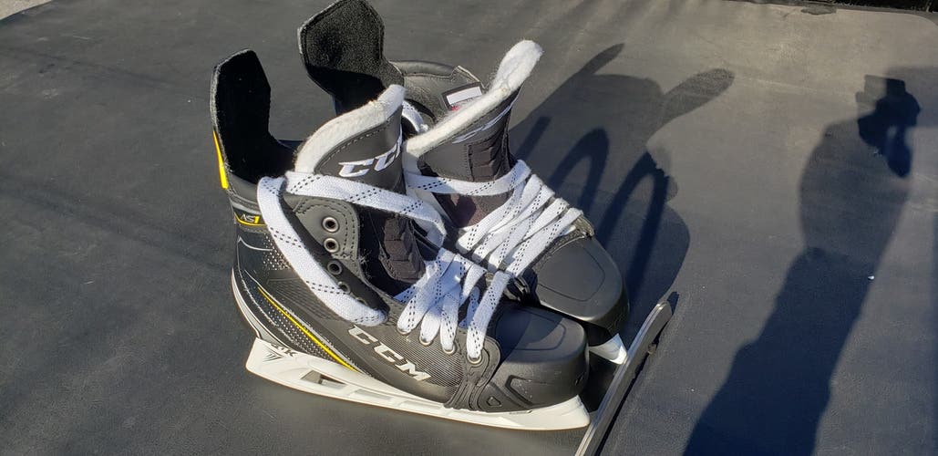 Pro Stock (New)  Jordan Kyrou -  CCM Super Tacks AS1 Hockey Skates E Wide Width Size 9.5 +free steel