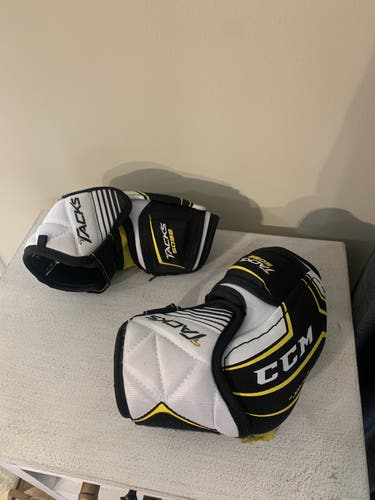 Used Jr. XL CCM Tacks 5092 Elbow Pads