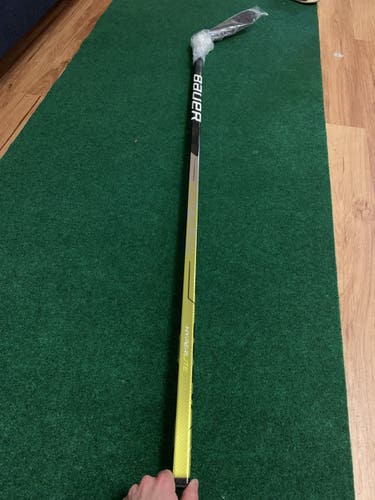 Senior Right Handed Mid Pattern Pro Stock Vapor Hyperlite Hockey Stick