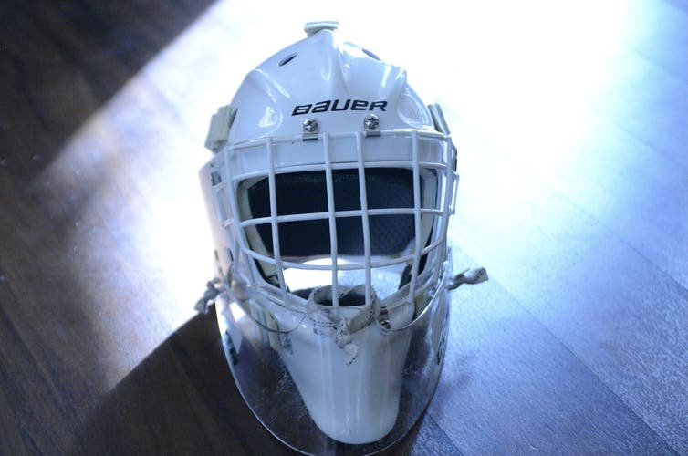 White bauer 950x Senior goalie helmet (s/m)