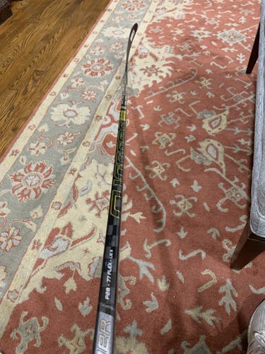Senior Left Hand Toe Pattern  Supreme 2S Pro 77 Flex  Hockey Stick