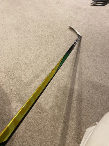 Senior Right Handed  Supreme UltraSonic Hockey Stick