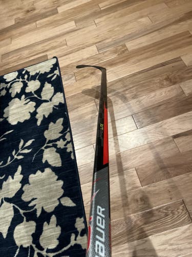 New Right Handed 77 Flex Vapor Hyperlite Hockey Stick