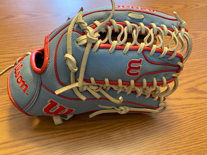 Gray Used High School/College Wilson Right Hand Throw Outfield A2000 Baseball Glove 12.75"