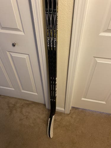 Senior Right Handed Mid Pattern Super Tacks 2.0 Hockey Stick