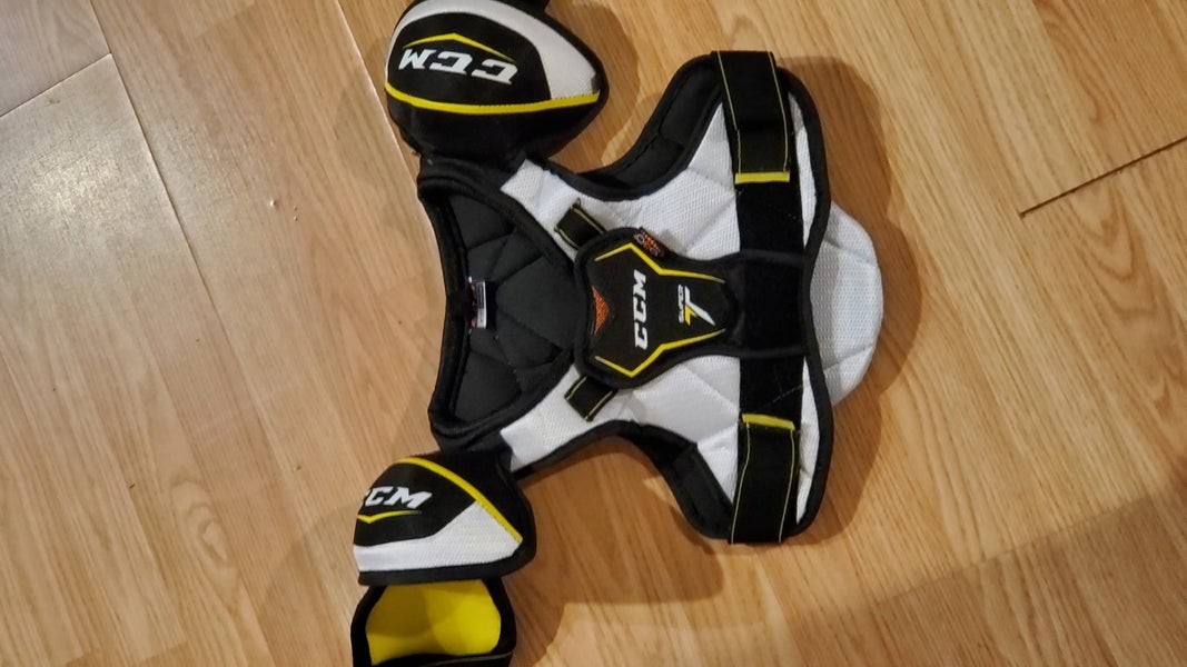 New Youth Large CCM Tacks Shoulder Pads (no tags)