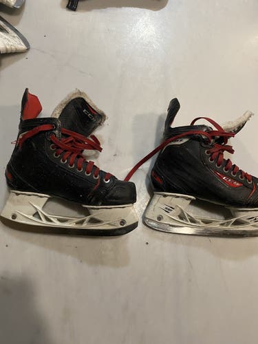 Junior CCM Regular Width  Size 5 RBZ 80 Hockey Skates