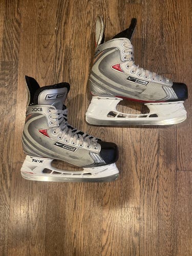 Senior Bauer Extra Wide Width  Size 8 Vapor XXII Hockey Skates