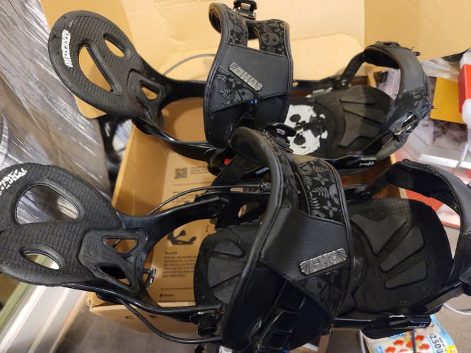 Used XL GNU Snowboard Bindings
