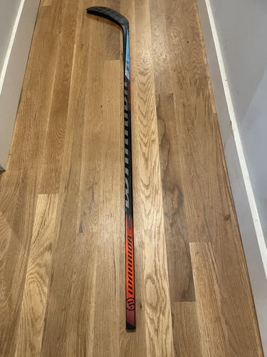 Senior Right Handed Mid Pattern Covert QRE10 Hockey Stick