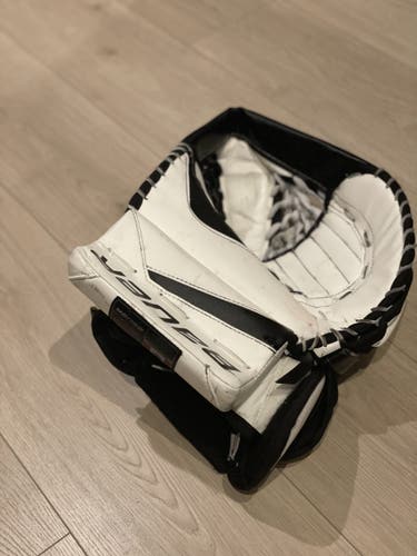 White/Black Senior Used Bauer Regular Reactor 9000 Pro. Shoe lace pocket