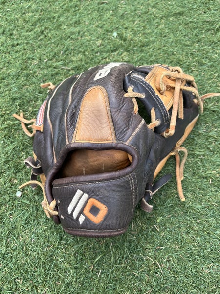 Brown Used Kid Pitch (9YO-13YO) Nokona Right Hand Throw Infield S200 Baseball Glove 11.25"