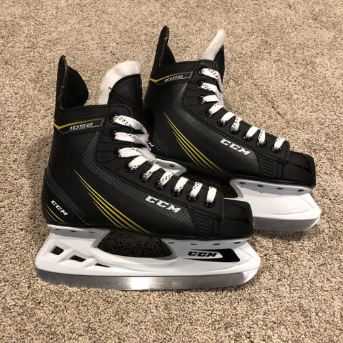 Junior CCM 1052 Hockey Skates Size 4
