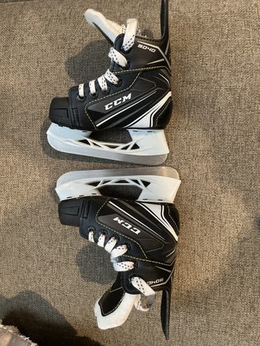Youth CCM Regular Width Size 6 Tacks 9040 Hockey Skates