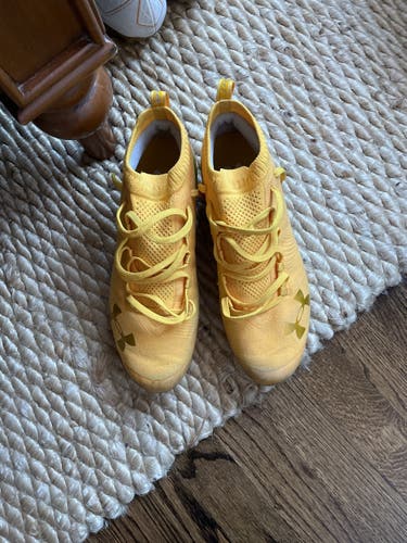 Notre Dame team issued Gold cleats