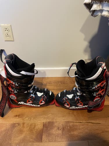 Used Nordica Speedmachine 110 Ski Boots