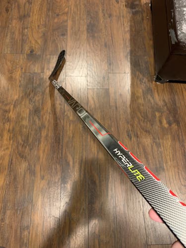 Intermediate Right Handed Mid Pattern  Vapor Hyperlite Hockey Stick