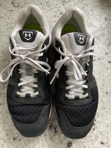 UA Black & White baseball turf shoes sz 8.5