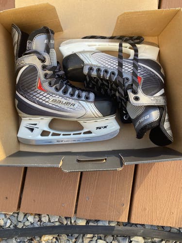 Youth Bauer Regular Width  Size 3 Vapor X15 Hockey Skates