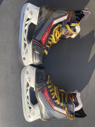 Youth CCM Regular Width  Size 4 JetSpeed 270 Hockey Skates
