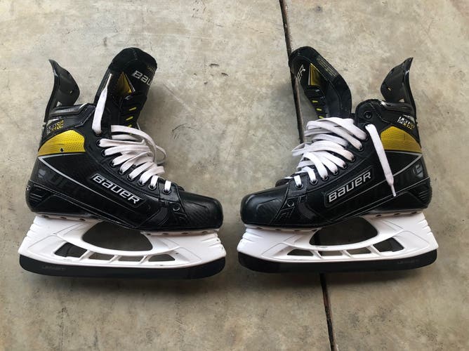 Senior Bauer Regular Width  Size 9 Supreme UltraSonic Hockey Skates