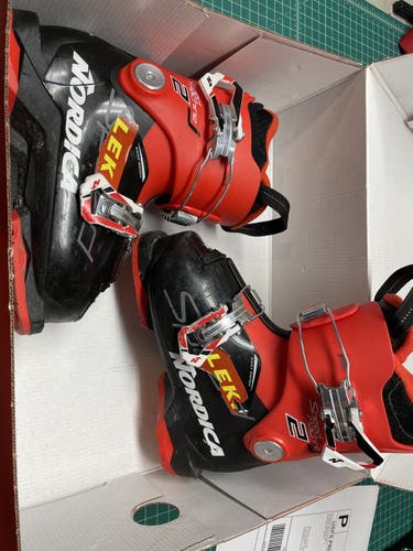 Kids Nordica Speedmachine J2 Ski Boots Size 12 - 18.5 Mondo