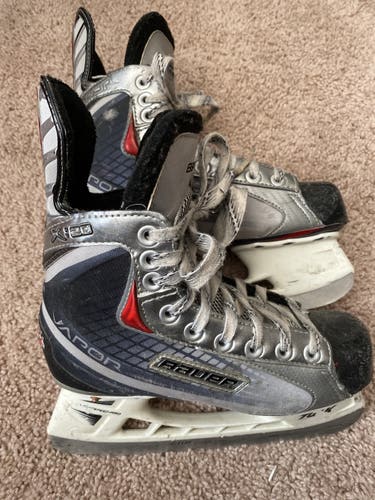 Junior Bauer  Size 2.5 Vapor X20 Hockey Skates