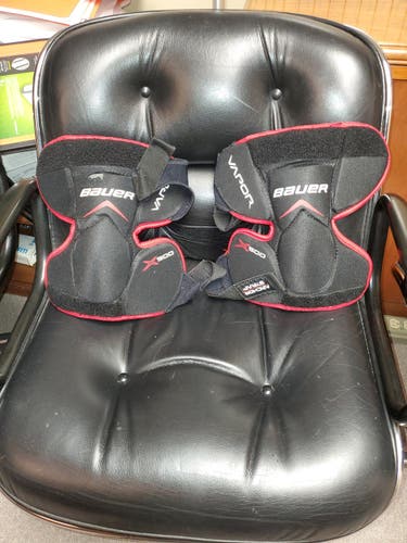 Used Bauer x900 Knee Protector Jr.