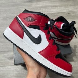 NIKE Air Jordan 1 mid Chicago