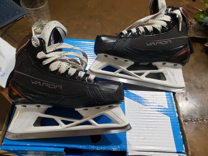 Junior Used Bauer Vapor X700 Hockey Goalie Skates Regular Width Size 2.5
